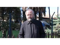 Kendi halindeki kediye tekme attı