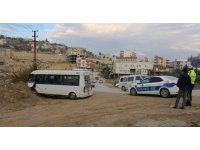 Freni boşalan öğrenci servisi toprak yığınına çarptı: 4 yaralı