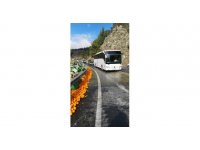 Viraja hızlı giren tırın dorsesinde yüklü bulunan portakallar yola savruldu