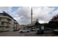 Kaza yapan otomobil, trafik lambasını devirdi