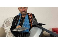 Kendisine çarpıp kaçan otomobilin parçalarını toplayıp şikayetçi oldu