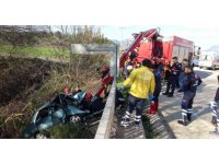 Antalya’da köprü demirine çarpan otomobilde can pazarı