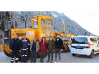 Kar sebebiyle araçları yolda kalan 4 vatandaş kurtarıldı