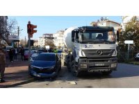 Beton mikserinin çarptığı otomobil trafik ışığına vurarak durabildi