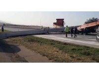 Hatay’da tırdan düşen metal otoyolu kapattı