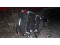 Sürücüsünün hakimiyetini kaybettiği kamyonet dereye düştü: 5 yaralı