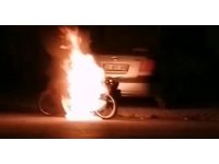 Motosiklet sokak ortasında alev alev yandı