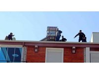 Çatıya çıkıp ecel terleri döktüren adama babasının tek kelimesi yetti