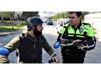 Polislere ehliyetsiz yakalandı, yardım için çağırdığı arkadaşı da ehliyetsiz çıkınca ikinci şoku yaşadı