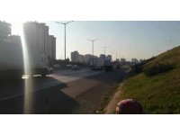 Otoyolda lastiği patlayan otomobil faciaya neden oluyordu