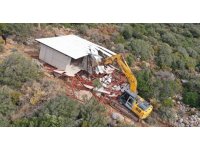 Kaş’ta 5 kaçak yapı yıkıldı