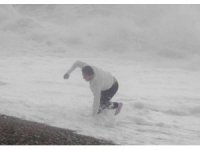 Dev dalgaların arasında tehlikeye aldırmadılar