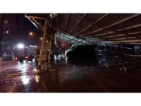 Antalya’da kapalı pazar yerinin çatısı fırtına nedeniyle çöktü