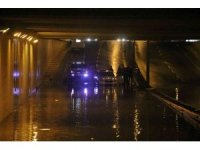 Şiddetli fırtına dünyaca ünlü şelaleyi ters akıttı, sağanak alt geçitlerde araçları mahsur bıraktı