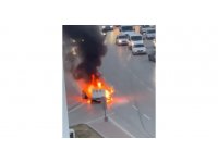 Adana’da yanan otomobil demir yığınına döndü