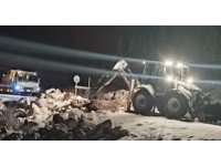 Karda mahsur kalan 5 kişi, 4 saatlik çalışmayla kurtarıldı