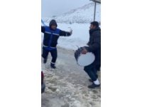 Kar yağışına sevinip davul zurna eşliğinde oynadılar