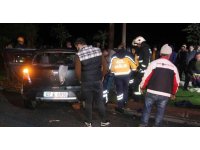 Otomobil beton aydınlatma direğine çarptı: 1’i ağır 5 yaralı