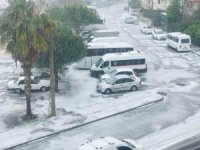 Dolu yağışı ilçeyi beyaza bürüdü