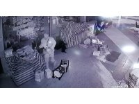 İşyerlerinin kapı tokmaklarını kırdı, baharat tezgahını dağıttı