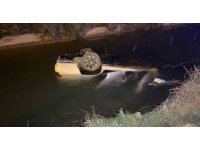 Sürücüsünün direksiyon hakimiyetini kaybettiği otomobil kanala uçtu