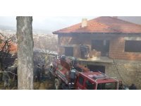 2 katlı ev, yangın sonucu kullanılamaz hale geldi