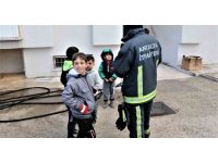 Önce odunlukta çıkan yangını söndürdü, sonra çocuklara eğitim verdi