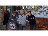 Kendini odaya kilitledi, dışarı çıkmak için muhtardan "seçim sandığı" istedi