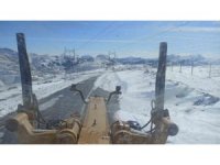 Okullar açılmadan Toros Dağları’nın karlı yolları açıldı