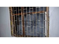 Atık malzeme toplayan gençlerin kaldığı gecekondu alev alev yandı