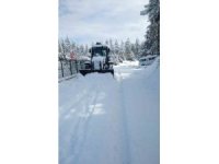 Torosların yüksek kesimlerinde karla kapanan yollar açılıyor