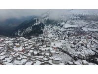 Yaylalar karla eşsiz manzaraya büründü, kar ve buz sürücülere zor anlar yaşattı