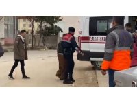 Yangında mahsur kalan çifti itfaiye ekipleri kurtardı