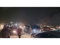 Isparta’da kayak merkezinin yolu kapandı, uzun araç kuyrukları oluştu