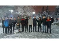 Burdur’da beklenen kar yağdı, öğrenciler sokağa döküldü