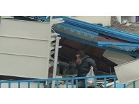 Canlarını hiçe sayıp depremde çöken markete girdiler,