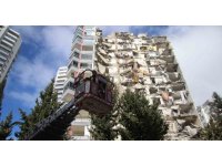 Artçı depremde mahsur kalan 4 kişi kurtarıldı