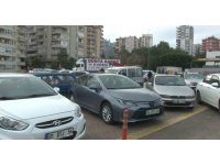 Binaları hasar gören vatandaşlar açık otoparklarda konaklıyor