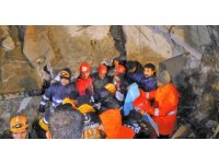 Osmaniye’de depremde enkaz altında kalan Doğan Akçakaya, 15 saatin ardından ağır yaralı olarak enkaz altından çıkartıldı. Hemşire eşi Naciye Akçakaya’yı ise kurtarma çalışmaları devam ediyor.