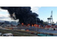 Depremden sonra limanda çıkan yangın devam ediyor