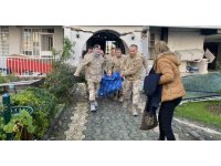Hasar gören binada mahsur kalan yaşlı çifti askerler kurtardı