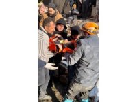 Enkazda 30 saat kalan kızını bekleyen baba böyle sevinç yaşadı: