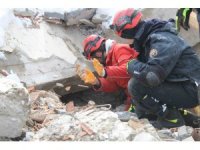 Kahramanmaraş’ta Nermin Teyze 24 saattir enkaz altında kurtarılmayı bekliyor