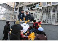 Hasar gören hastanede mahsur kalan hastalar, İHA muhabirlerince kurtarıldı