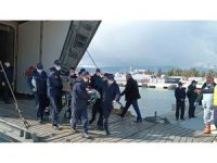 Yaralı depremzedeler gemiyle Mersin’e getirildi