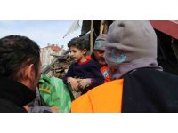 Kahramanmaraş’ta 32 saat sonra gelen mutluluk: Kardeşinin ardından o da kurtarıldı