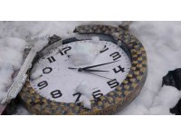 Enkazın altında bulunan duvar saati 04.17’de durmuş