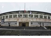 Fenerbahçe ve Beşiktaş, stat ve tesislerinin bayraklarını yarıya indirdi