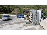 Sakar rampasında kum yüklü kamyon devrildi