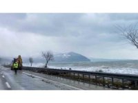 Sinop’ta 3 metrelik dev dalgalar yola taştı